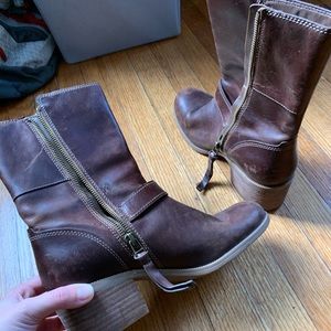 🔥 Clarks : Brown leather, heeled boots